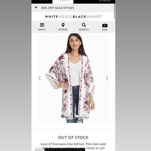 White House Black Market floral silky robe/ Kimono💙